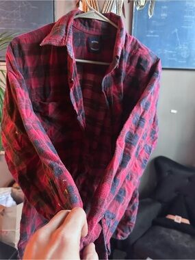 Red & Black Plaid Button-Down Shirt - Classic Flannel Style